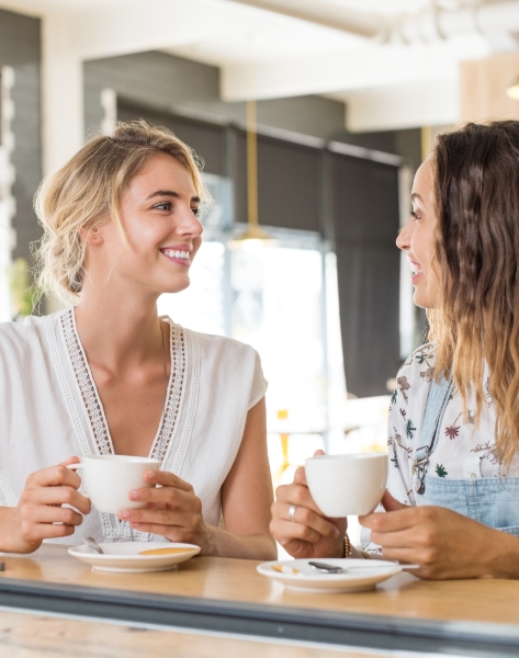 Zwei Frauen, die sich in einem Alpha bei einem Kaffee unterhalten